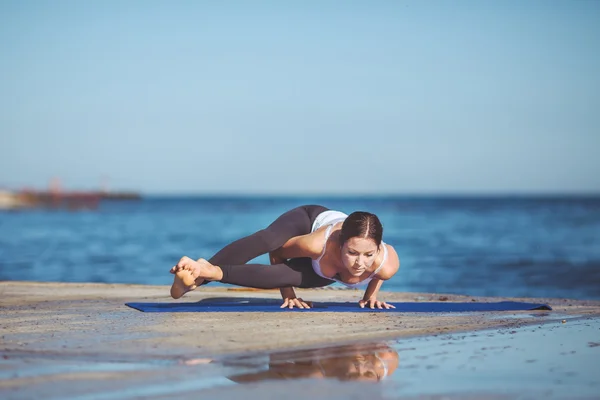 若い女性、海岸、ヨガの練習 — ストック写真