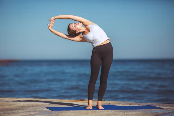 Young woman, sea shore, yoga exercises — Stock Photo, Image