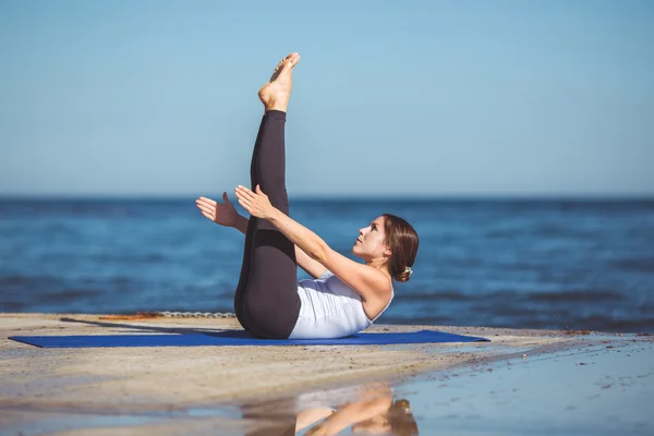 Mujer joven, orilla del mar, ejercicios de yoga —  Fotos de Stock