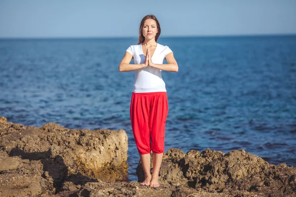 Młoda kobieta, Brzeg morza, ćwiczenia jogi — Zdjęcie stockowe