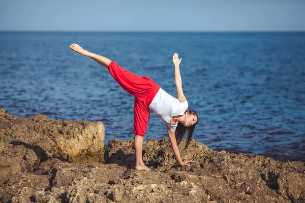 Mulher jovem, costa do mar, exercícios de ioga — Fotografia de Stock