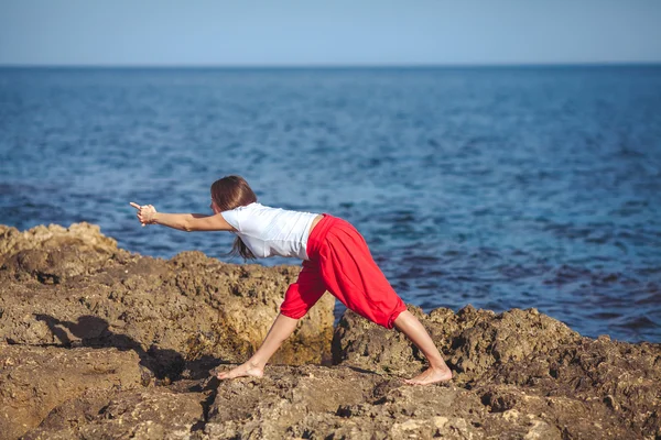 Young woman, sea shore, yoga exercises — Stock Photo, Image