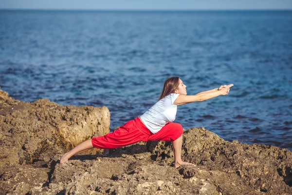 Young woman, sea shore, yoga exercises — Stock Photo, Image