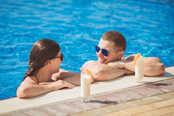 Família jovem descansando em um resort tropical — Fotografia de Stock