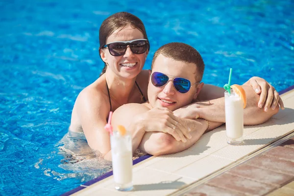 Familia joven de vacaciones en los trópicos, el mar, la piscina, el agua azul —  Fotos de Stock