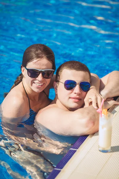 Familia joven de vacaciones en los trópicos, el mar, la piscina, el agua azul —  Fotos de Stock