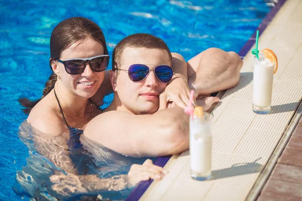 Familia joven de vacaciones en los trópicos, el mar, la piscina, el agua azul —  Fotos de Stock