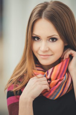 bir kafede çay ile oturan genç ve güzel kadın