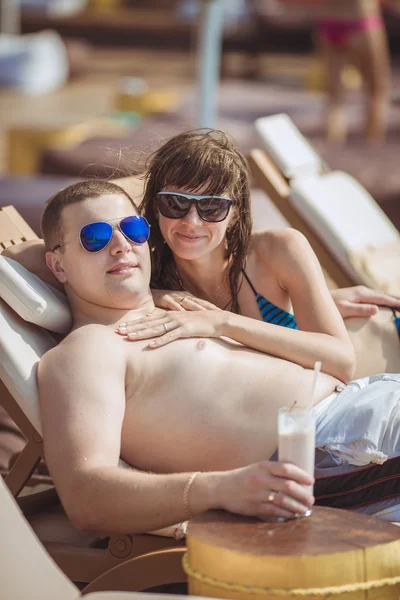 Familia joven de vacaciones en los trópicos, el mar, la piscina, el agua azul —  Fotos de Stock