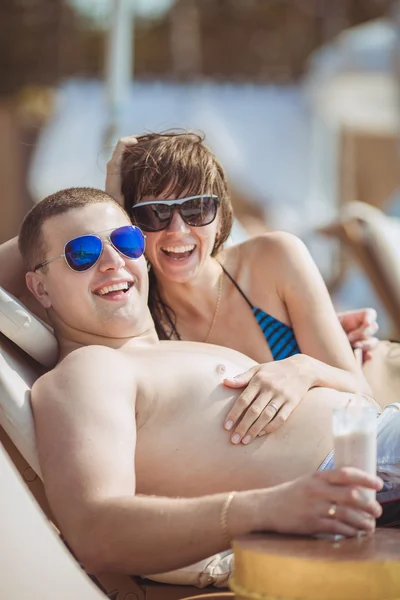 Giovane famiglia in vacanza ai tropici, il mare, piscina, acqua blu — Foto Stock