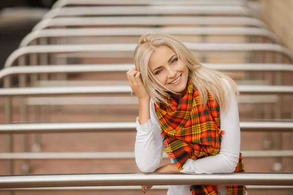 Portret van een mooie jonge blonde gekleed stijlvol, poseren in de natuur — Stockfoto