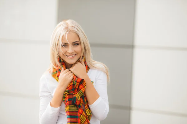 Retrato de una hermosa rubia joven vestida con estilo, posando en la naturaleza —  Fotos de Stock