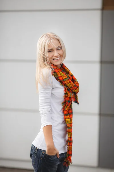 Портрет красивой молодой блондинки, одетой стильно, позирующей на природе — стоковое фото