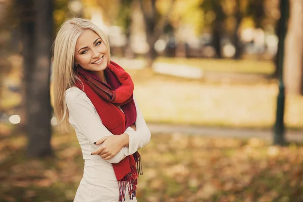 Porträt einer schönen jungen Blondine, die stilvoll gekleidet in der Natur posiert — Stockfoto