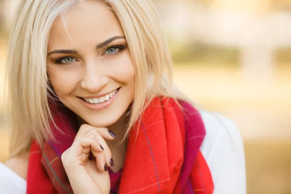 doğada poz giyinmiş şık, güzel bir genç sarışın portresi