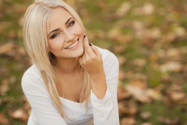 Portret van een mooie jonge blonde gekleed stijlvol, poseren in de natuur — Stockfoto