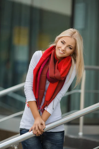 Porträtt av en vacker ung blondin klädd stilfullt, poserar i naturen — Stockfoto