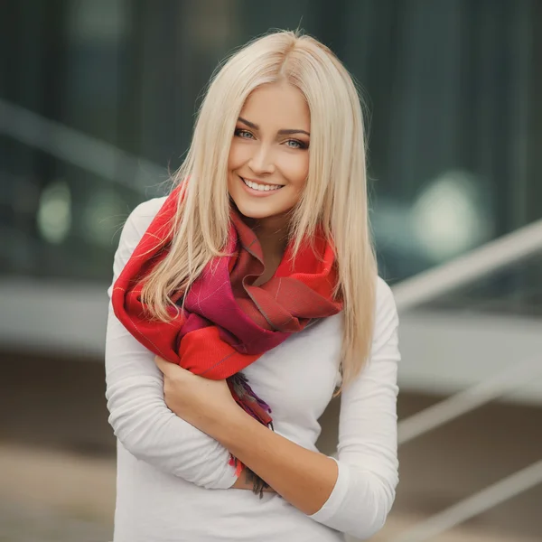 Portrait of a beautiful young blonde dressed stylishly, posing in nature — Stock Photo, Image