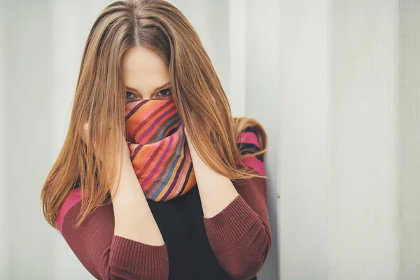 お茶を一杯のカフェに座っているかなり若い女性 — ストック写真