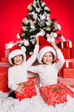 mutlu genç kız Noel ağacı süsleme