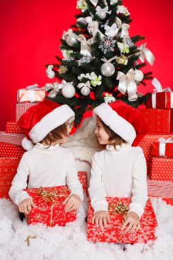 mutlu genç kız Noel ağacı süsleme