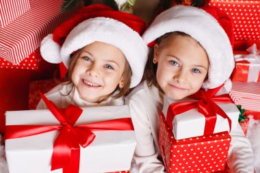 mutlu genç kız Noel ağacı süsleme