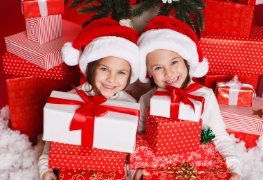 mutlu genç kız Noel ağacı süsleme