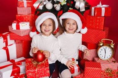mutlu genç kız Noel ağacı süsleme