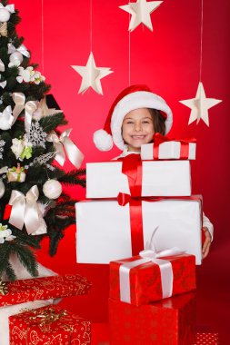 mutlu genç kız Noel ağacı süsleme