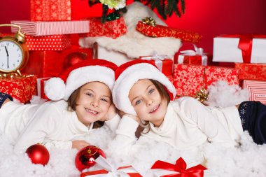 mutlu genç kız Noel ağacı süsleme
