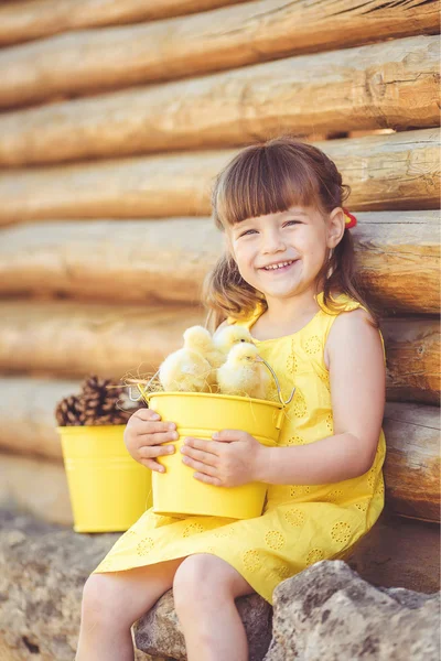 Niña con pollos — Foto de Stock