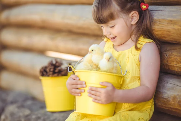 Kleines Mädchen mit Hühnern — Stockfoto