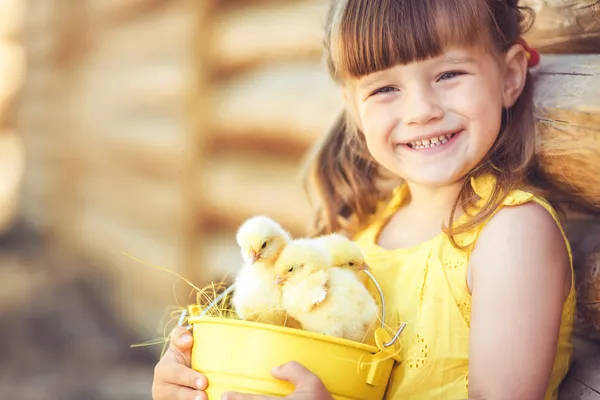 Petite fille avec des poulets — Photo