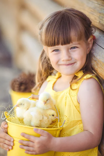 Meisje met kippen — Stockfoto
