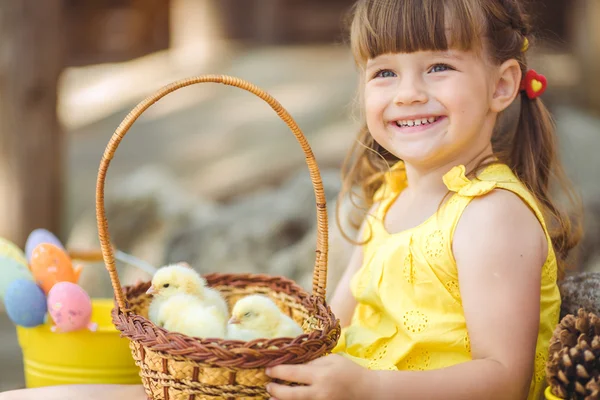 Meisje met kippen — Stockfoto