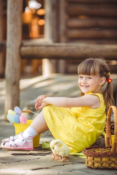 Petite fille avec des poulets — Photo