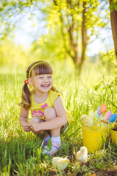 Niña con pollos — Foto de Stock