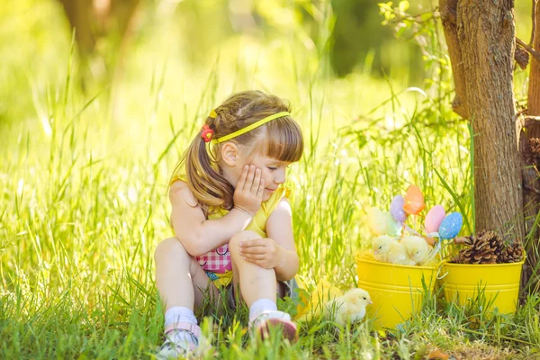 Niña con pollos — Foto de Stock