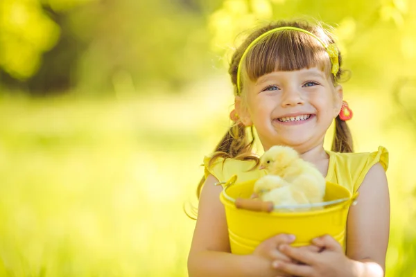 Petite fille avec des poulets — Photo