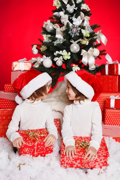 Szczęśliwy nastolatek siostry dekorowanie choinki — Zdjęcie stockowe