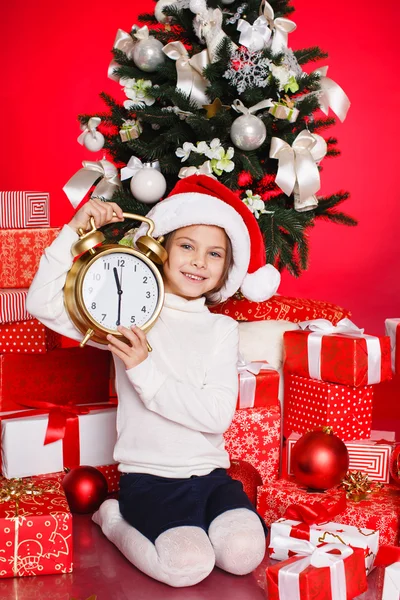 Lycklig tonåring systrar dekorera julgran — Stockfoto