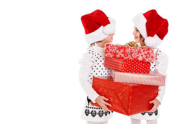 Karácsonyfa díszítő boldog tini nővérek — Stock Fotó