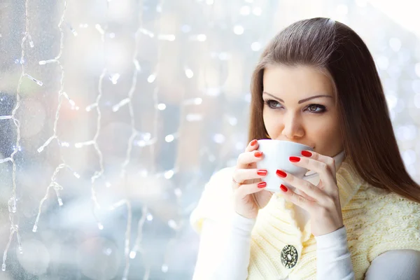 Söt ung kvinna sitter i caféet med en kopp kaffe — Stockfoto