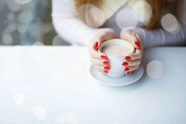 सुंदर युवा महिला एक कप कॉफी के साथ कैफे में बैठी — स्टॉक फ़ोटो, इमेज
