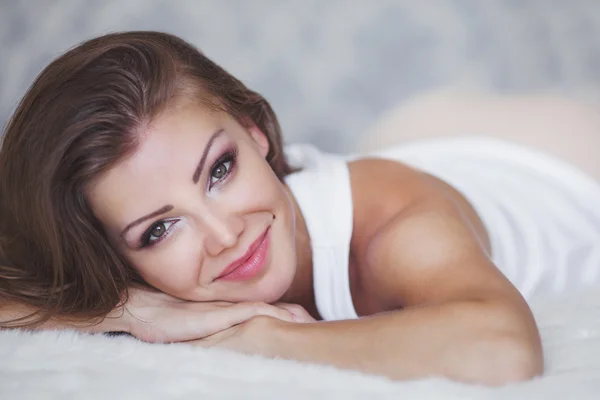 Joven hermosa mujer con manzana en la cama por la mañana — Foto de Stock