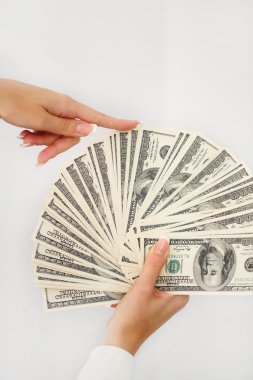 elleri üzerinde beyaz izole, dolar ile genç bir kadın
