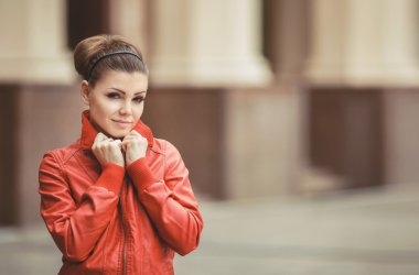 büyük şehrin arka plan üzerinde poz güzel kadın