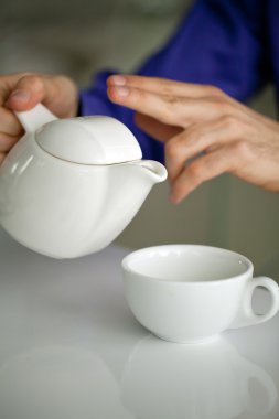 bir fincan çay için ofiste genç bir adam