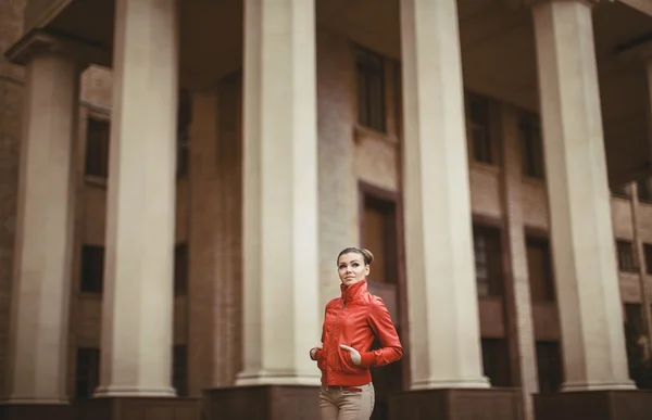 Mujer bonita posando sobre fondo de ciudad grande — Foto de Stock