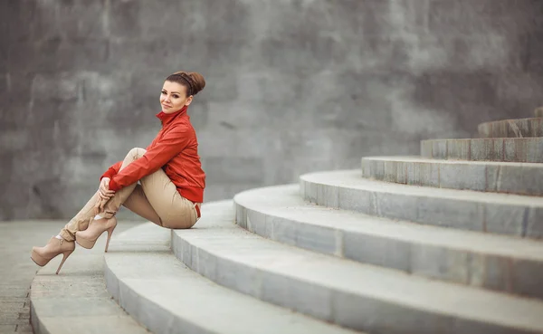 Mulher bonita posando sobre fundo da cidade grande — Fotografia de Stock